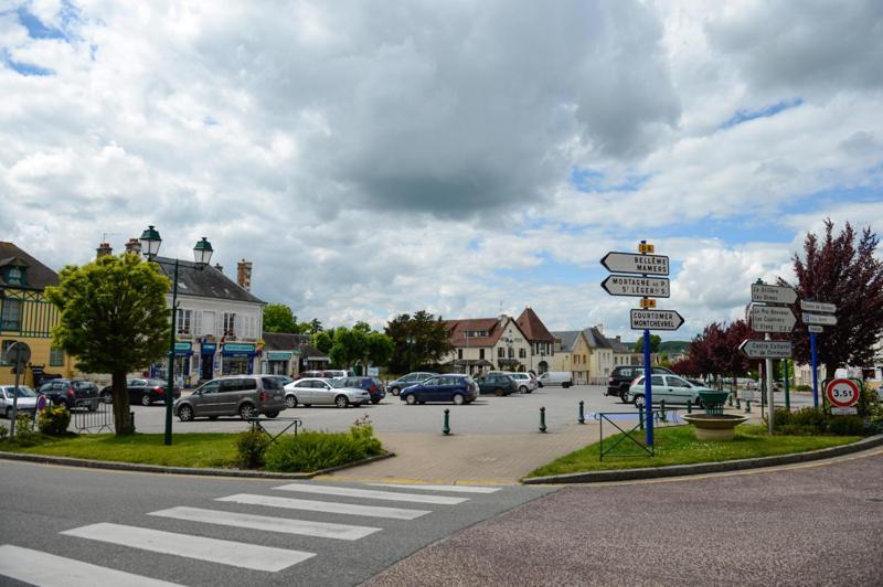Logis Hotel Restaurant De La Poste Le Mele-sur-Sarthe Экстерьер фото