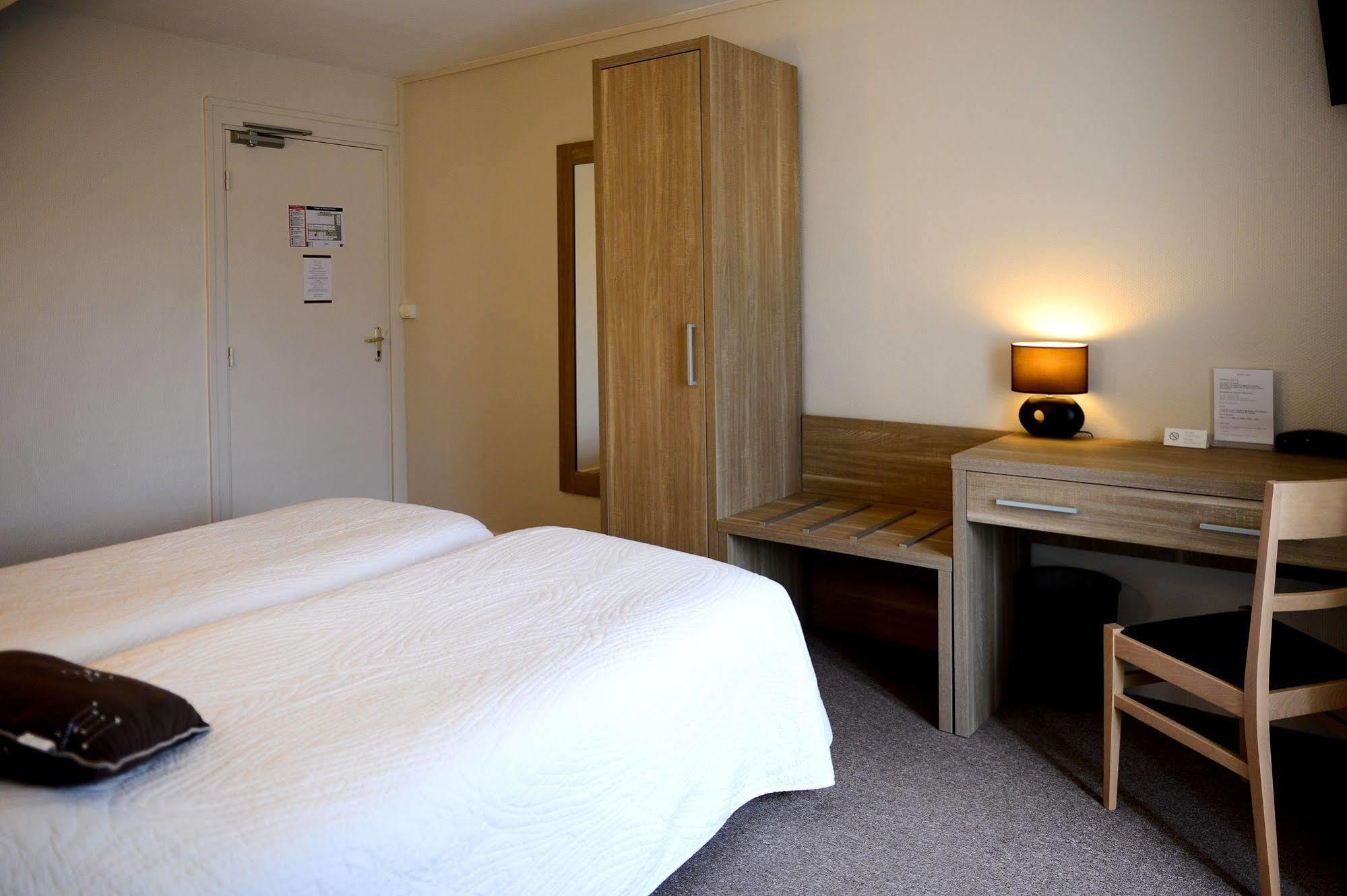 Logis Hotel Restaurant De La Poste Le Mele-sur-Sarthe Экстерьер фото